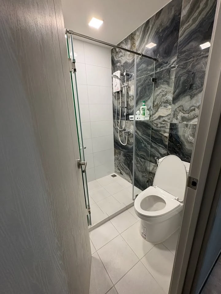 For rent: Studio unit at Modiz Avantgarde. Features a 2.6-meter high ceiling, beautiful, fully-furnished interiors, and a complete range of amenities—
