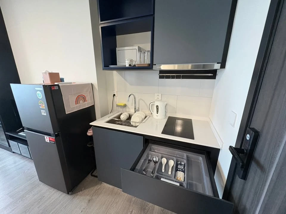 For rent: Studio unit at Modiz Avantgarde. Features a 2.6-meter high ceiling, beautiful, fully-furnished interiors, and a complete range of amenities—