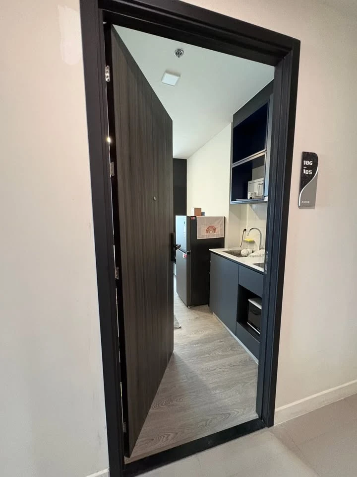For rent: Studio unit at Modiz Avantgarde. Features a 2.6-meter high ceiling, beautiful, fully-furnished interiors, and a complete range of amenities—