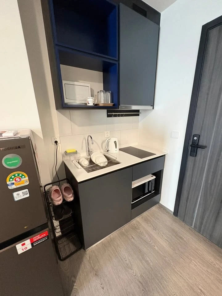 For rent: Studio unit at Modiz Avantgarde. Features a 2.6-meter high ceiling, beautiful, fully-furnished interiors, and a complete range of amenities—