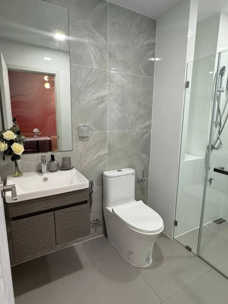 For rent: Modiz Rhyme Ramkhamhaeng, high floor unit, decorated in pink tones. Book now!