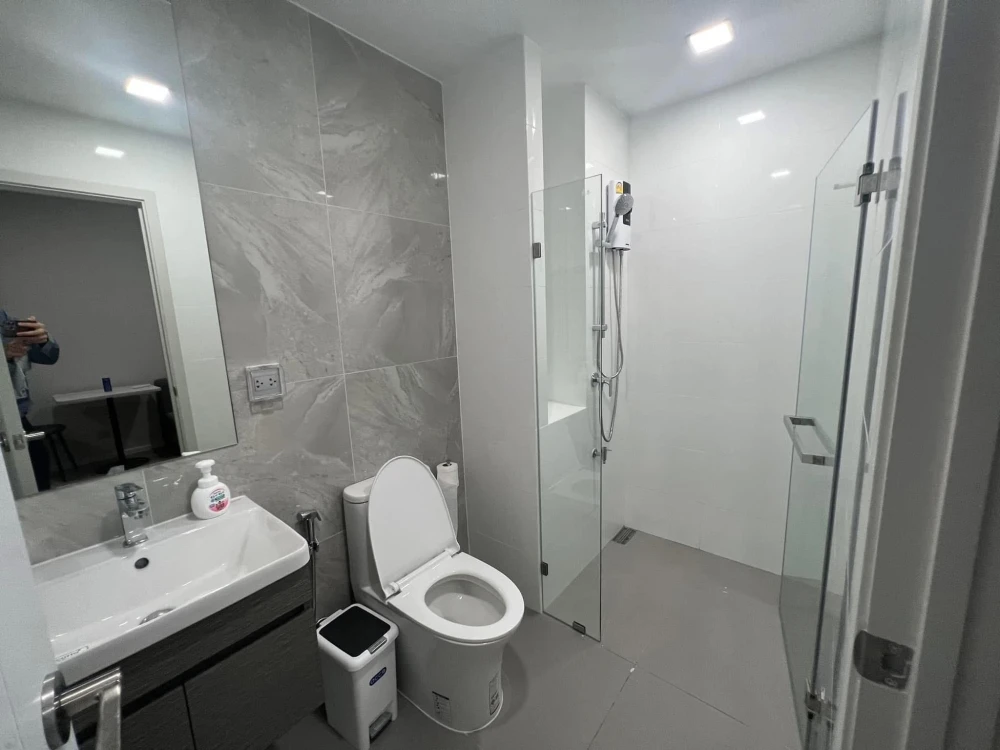 For rent: Modiz Rhyme Ramkhamhaeng, 12th floor, airy room, high ceiling, not stuffy, beautiful view, fully furnished, ready to move in.