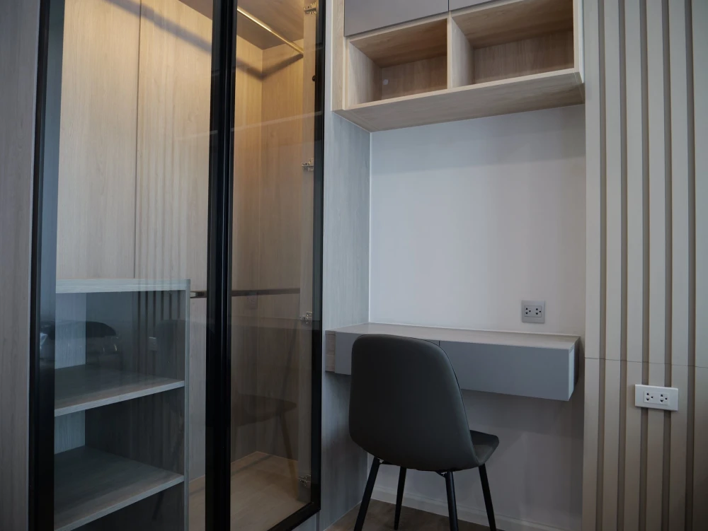 For rent: Modiz Rhyme Ramkhamhaeng. Beautiful room with a warm, homey atmosphere. The room features built-in furniture for practicality and a unique d