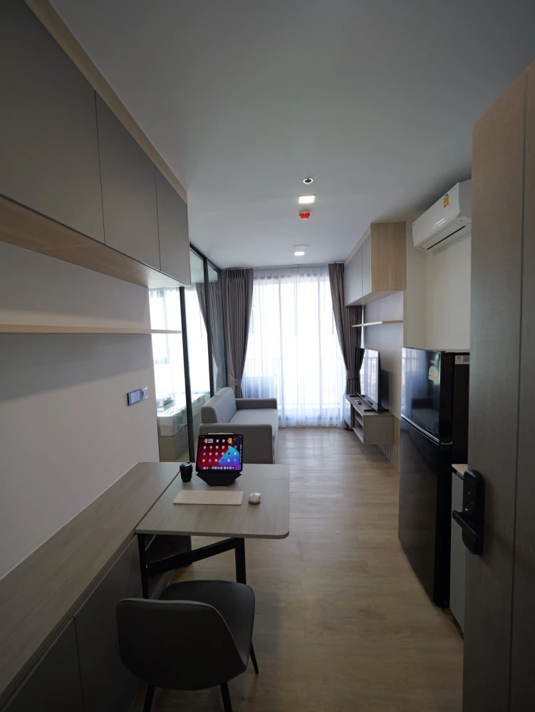 For rent: Modiz Rhyme Ramkhamhaeng. Beautiful room with a warm, homey atmosphere. The room features built-in furniture for practicality and a unique d