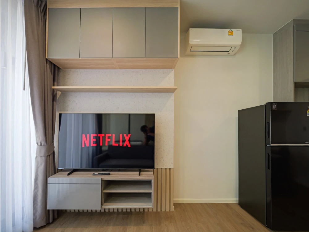 For rent: Modiz Rhyme Ramkhamhaeng. Beautiful room with a warm, homey atmosphere. The room features built-in furniture for practicality and a unique d