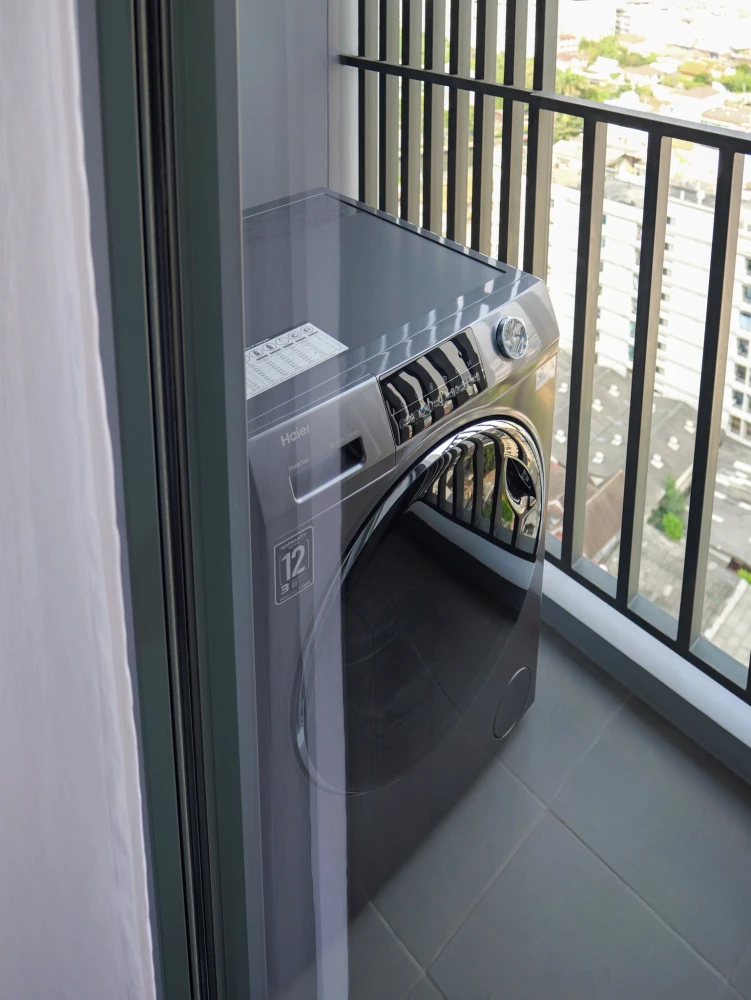 For rent: Modiz Rhyme Ramkhamhaeng. Beautiful room with a warm, homey atmosphere. The room features built-in furniture for practicality and a unique d