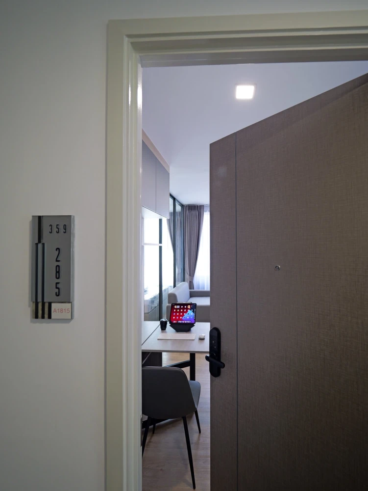 For rent: Modiz Rhyme Ramkhamhaeng. Beautiful room with a warm, homey atmosphere. The room features built-in furniture for practicality and a unique d