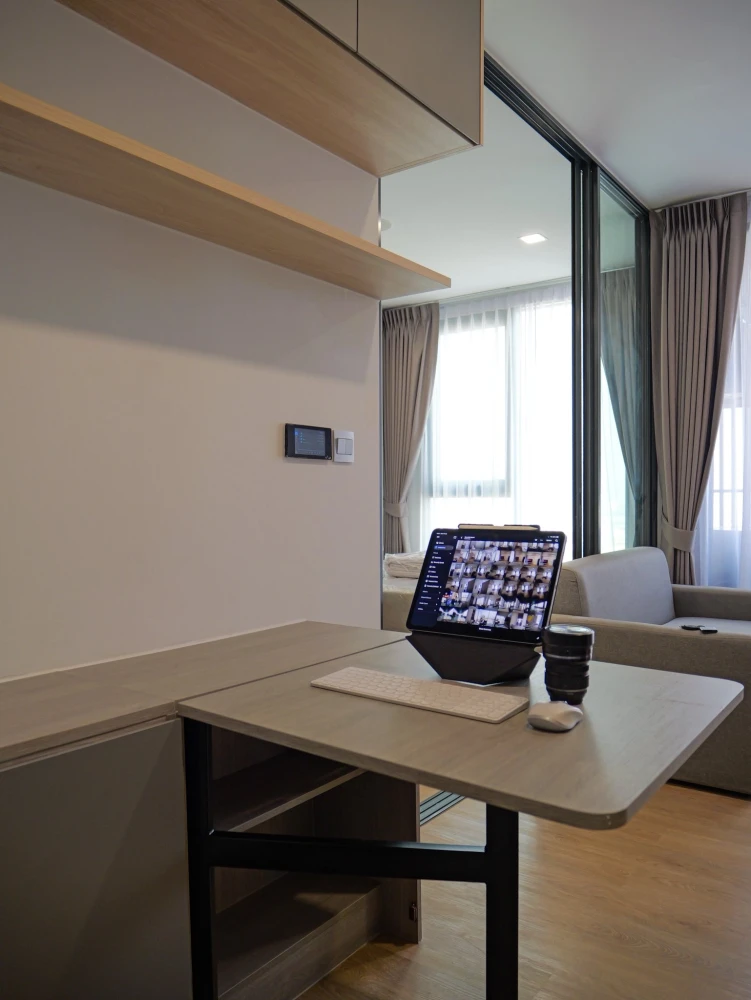 For rent: Modiz Rhyme Ramkhamhaeng. Beautiful room with a warm, homey atmosphere. The room features built-in furniture for practicality and a unique d