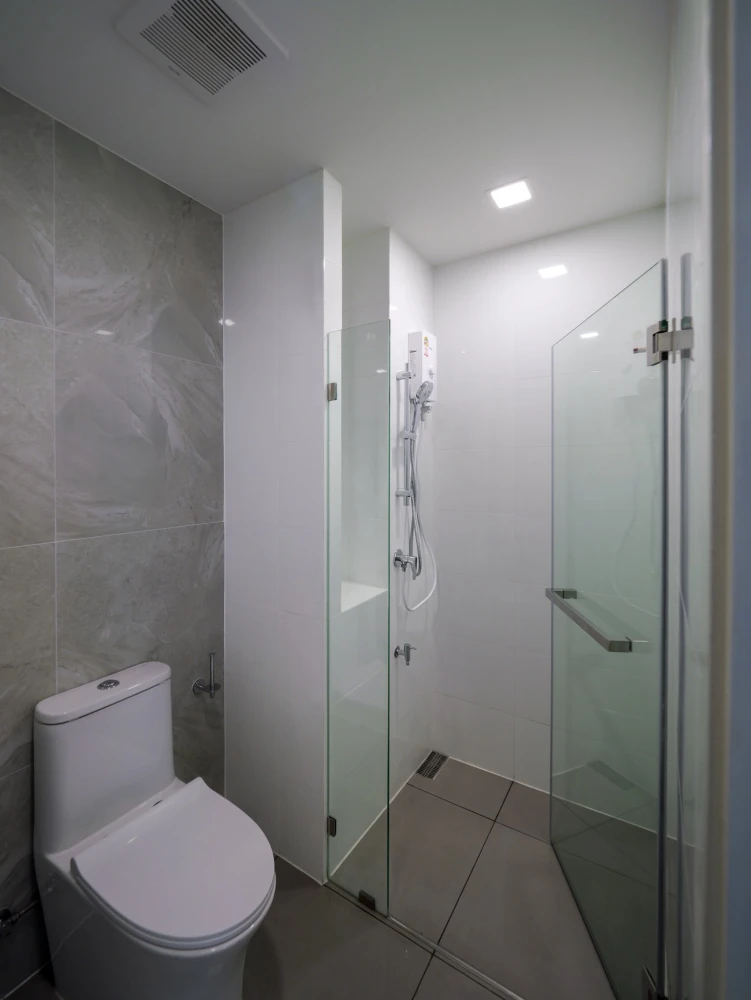 For rent: Modiz Rhyme Ramkhamhaeng. Beautiful room with a warm, homey atmosphere. The room features built-in furniture for practicality and a unique d