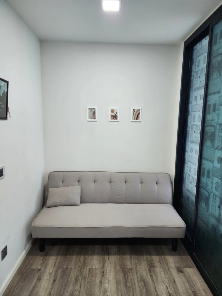 Modiz Station room for rent, next to the fire escape. Offers privacy and significantly reduces noise from neighboring rooms. Book now!