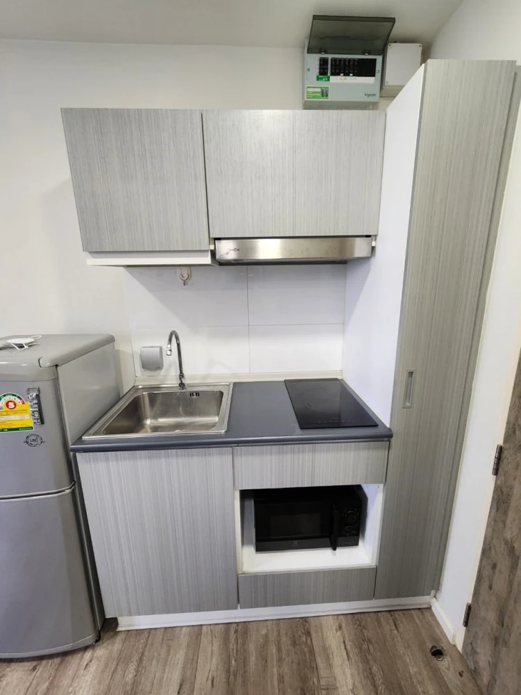 Modiz Station room for rent, next to the fire escape. Offers privacy and significantly reduces noise from neighboring rooms. Book now!