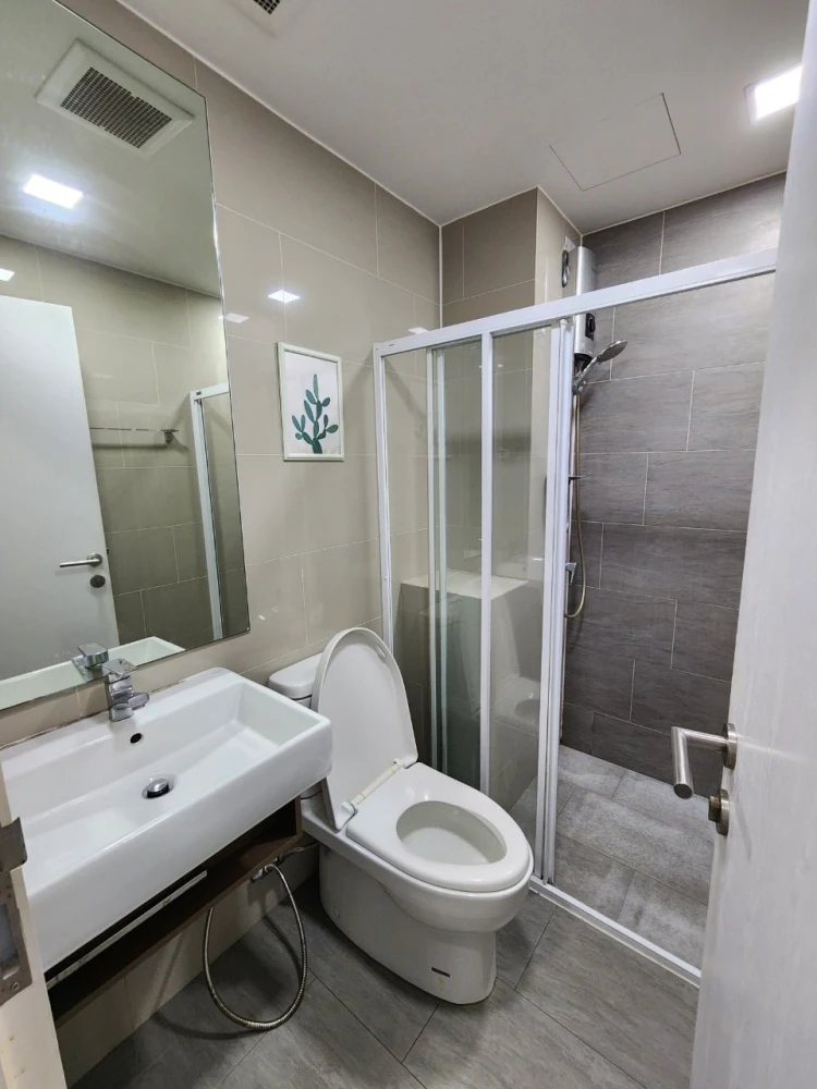Modiz Station room for rent, next to the fire escape. Offers privacy and significantly reduces noise from neighboring rooms. Book now!