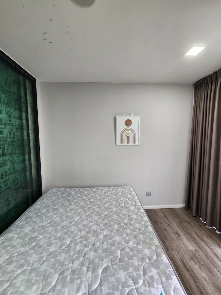 Modiz Station room for rent, next to the fire escape. Offers privacy and significantly reduces noise from neighboring rooms. Book now!