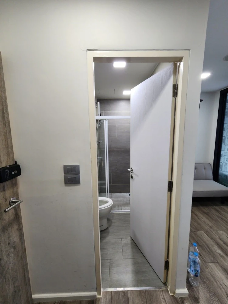 Modiz Station room for rent, next to the fire escape. Offers privacy and significantly reduces noise from neighboring rooms. Book now!