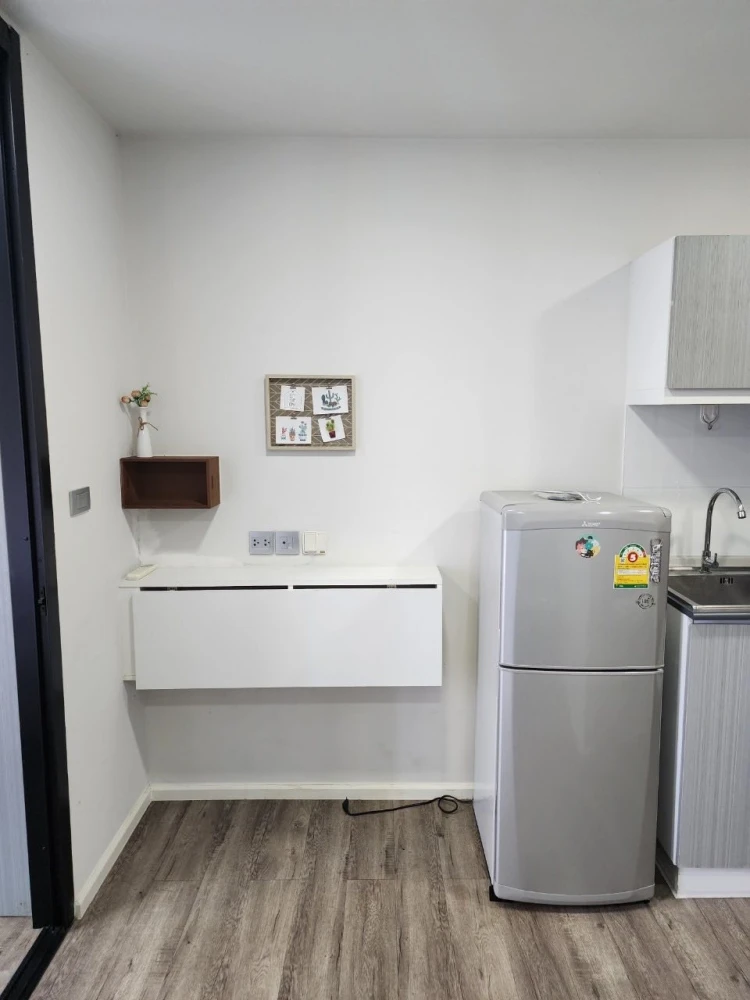 Modiz Station room for rent, next to the fire escape. Offers privacy and significantly reduces noise from neighboring rooms. Book now!