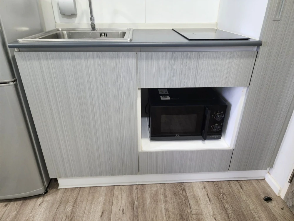 Modiz Station room for rent, next to the fire escape. Offers privacy and significantly reduces noise from neighboring rooms. Book now!
