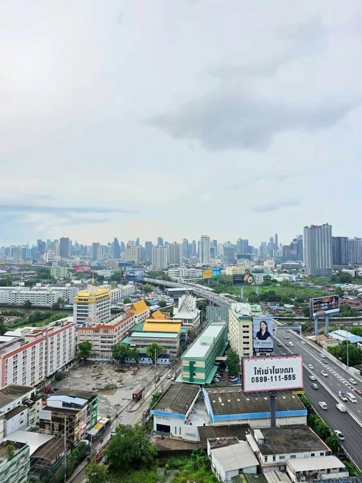 For rent: Modiz Sukhumvit 50, a ready-to-move-in condo with a stunning Chao Phraya River view! Fully furnished, complete with all functions.