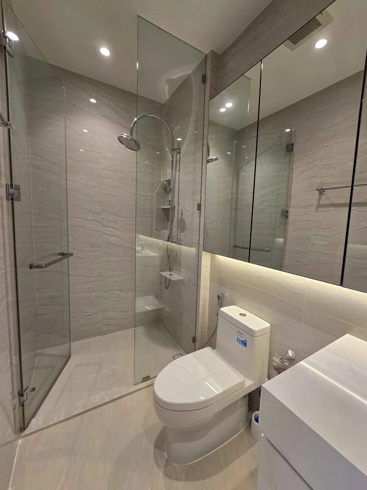 For rent: Muniq Langsuan, open view room, high floor, fully furnished, pet friendly. Animal lovers, don't miss out!