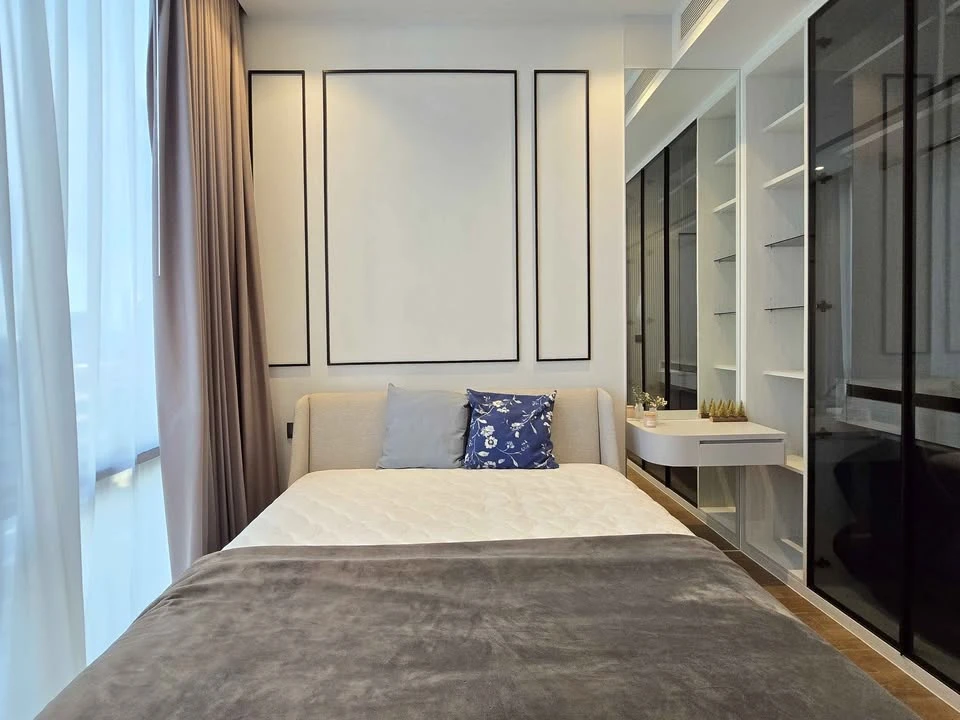 For rent: Muniq Langsuan, open view room, high floor, fully furnished, pet friendly. Animal lovers, don't miss out!