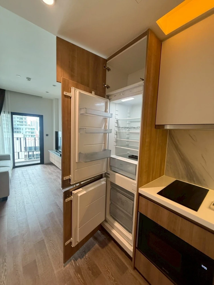 For rent: MUNIQ Sukhumvit 23, 1 bedroom, 1 bathroom, spacious living area, fully furnished. Book now!