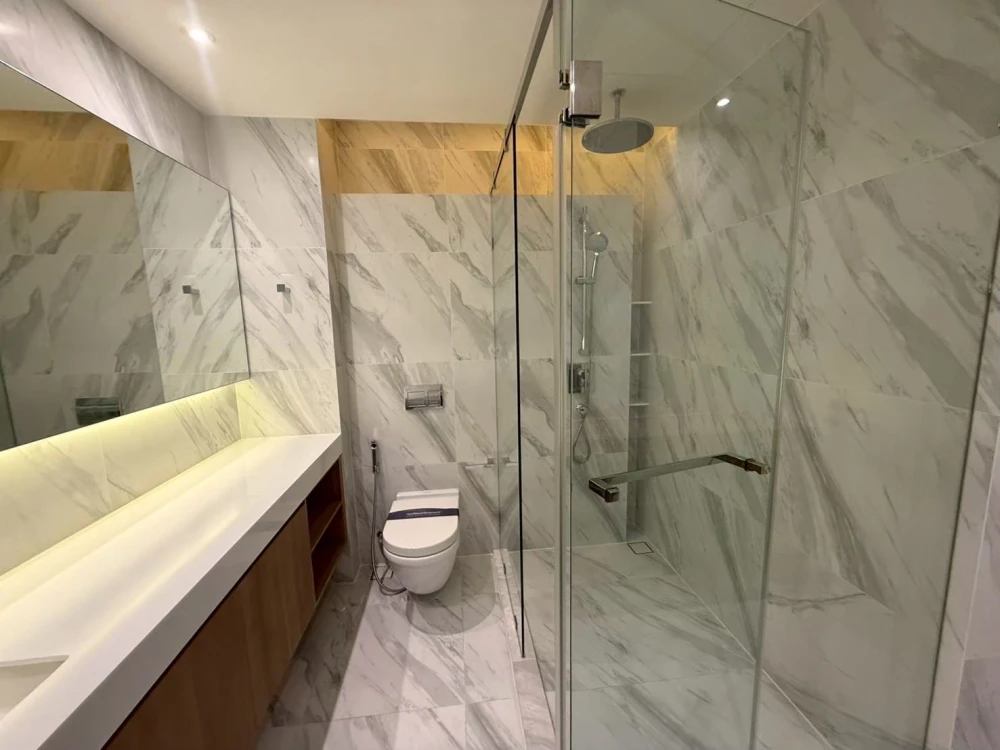 For rent: MUNIQ Sukhumvit 23, 1 bedroom, 1 bathroom, spacious living area, fully furnished. Book now!