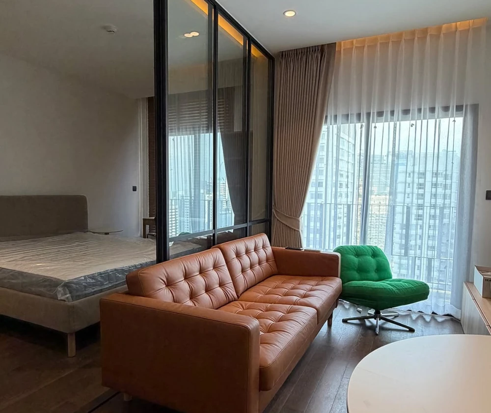 For rent: MUNIQ Sukhumvit 23, 1 bedroom, spacious living area, great location, convenient transportation, fully furnished. Book now!