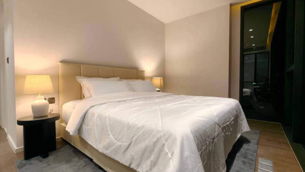 For rent: MUNIQ Sukhumvit 23, 27th floor, fully furnished. Book now!