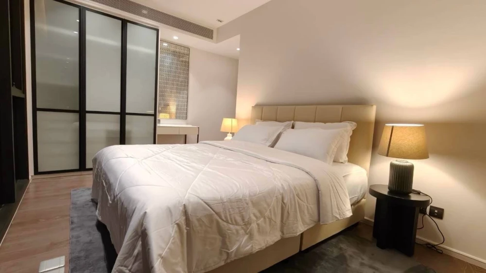 For rent: MUNIQ Sukhumvit 23, 27th floor, fully furnished. Book now!