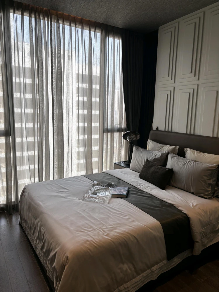 For rent: MUNIQ Sukhumvit 23. Spacious, fully furnished, and comfortable room. Book now! Don't miss out!