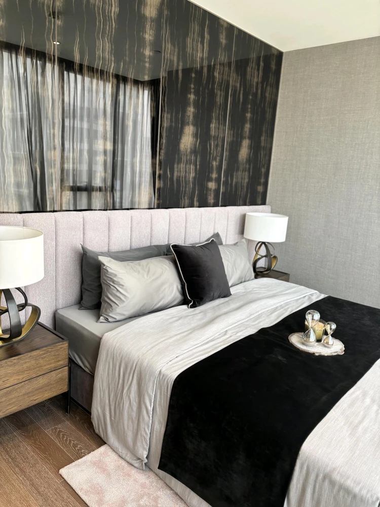 For rent: MUNIQ Sukhumvit 23. Spacious, fully furnished, and comfortable room. Book now! Don't miss out!