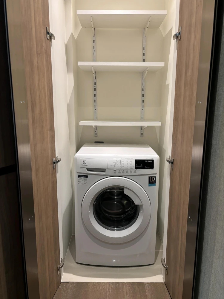 For rent: MUNIQ Sukhumvit 23. Spacious, fully furnished, and comfortable room. Book now! Don't miss out!