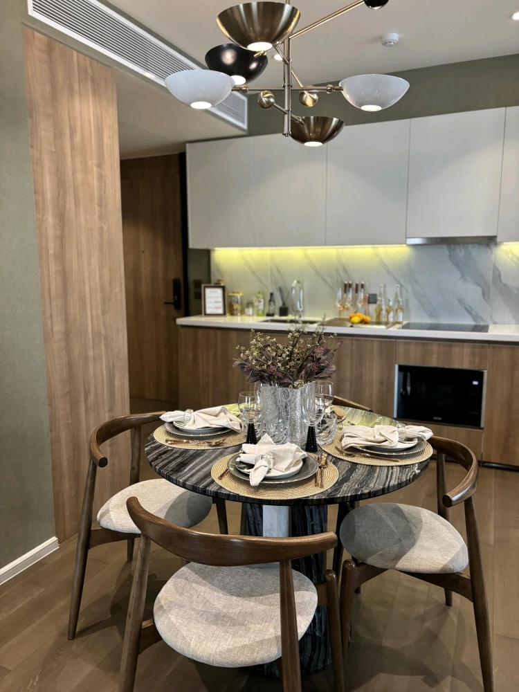 For rent: MUNIQ Sukhumvit 23. Spacious, fully furnished, and comfortable room. Book now! Don't miss out!