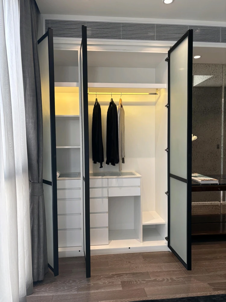 For rent: MUNIQ Sukhumvit 23. Spacious, fully furnished, and comfortable room. Book now! Don't miss out!