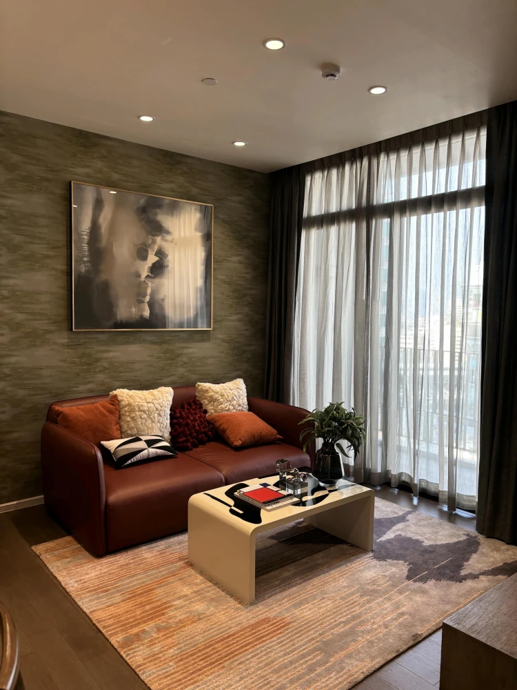 For rent: MUNIQ Sukhumvit 23. Spacious, fully furnished, and comfortable room. Book now! Don't miss out!
