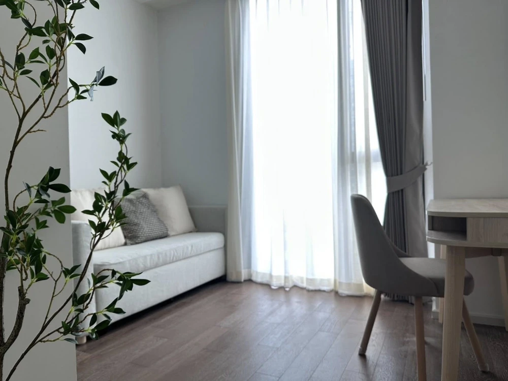 For rent: MUNIQ Sukhumvit 23, spacious room, lots of usable space, decorated in a controlled tone, comes with complete furniture, book now!