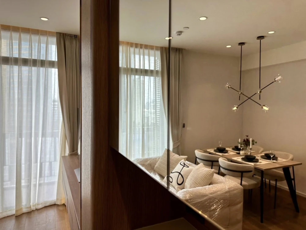 For rent: MUNIQ Sukhumvit 23, spacious room, lots of usable space, decorated in a controlled tone, comes with complete furniture, book now!