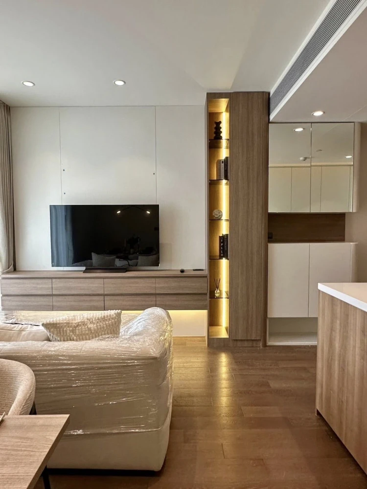 For rent: MUNIQ Sukhumvit 23, spacious room, lots of usable space, decorated in a controlled tone, comes with complete furniture, book now!