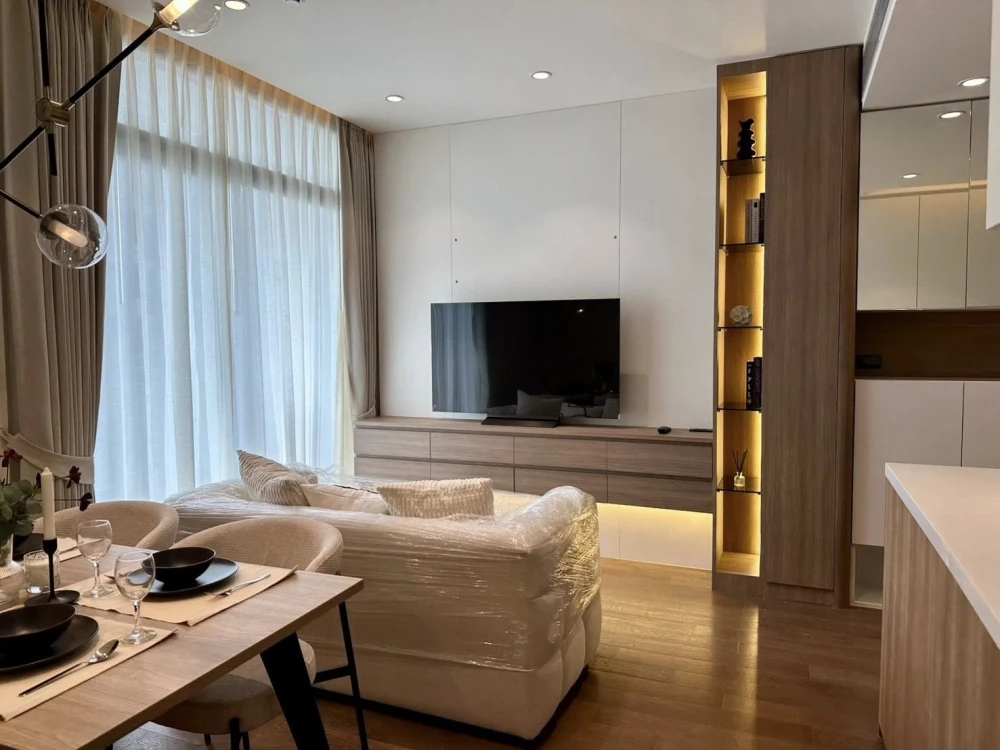 For rent: MUNIQ Sukhumvit 23, spacious room, lots of usable space, decorated in a controlled tone, comes with complete furniture, book now!