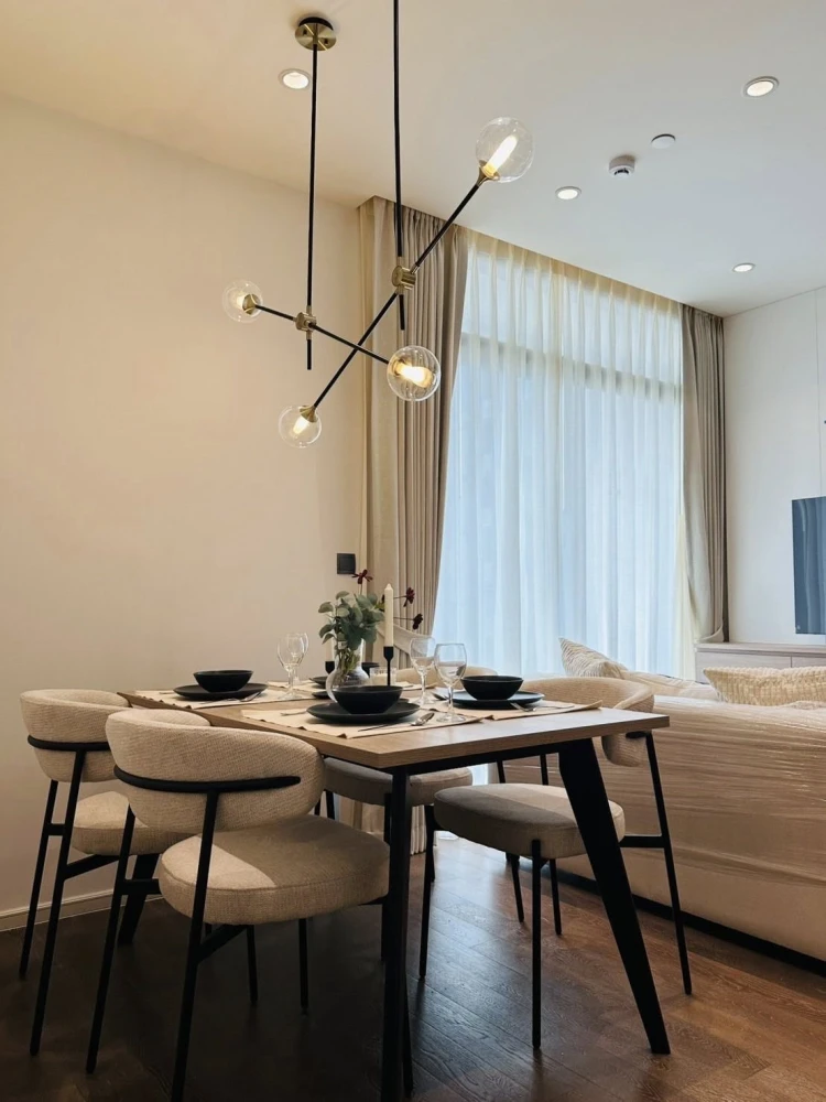 For rent: MUNIQ Sukhumvit 23, spacious room, lots of usable space, decorated in a controlled tone, comes with complete furniture, book now!