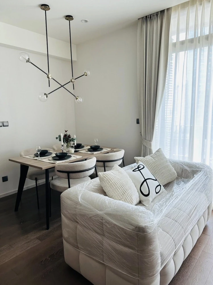 For rent: MUNIQ Sukhumvit 23, spacious room, lots of usable space, decorated in a controlled tone, comes with complete furniture, book now!