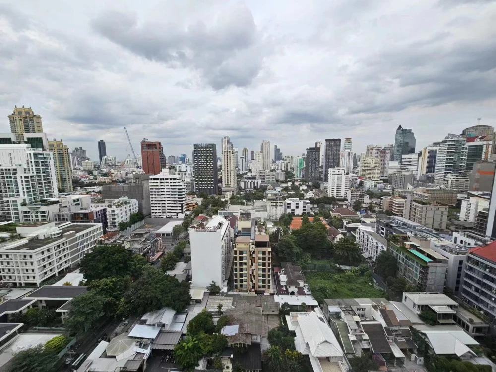 For rent: MUNIQ Sukhumvit 23, spacious room, lots of usable space, complete amenities, beautiful view, not blocked, reserve now!