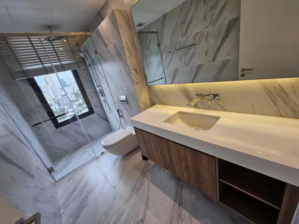 For rent: MUNIQ Sukhumvit 23, spacious room, lots of usable space, complete amenities, beautiful view, not blocked, reserve now!