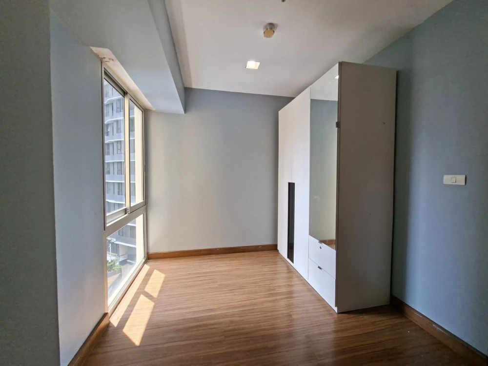 For rent: My Resort Bangkok, corner room, 2 bedrooms, 1 bathroom, fully furnished, don't miss it.