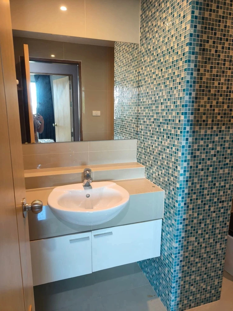 For rent: Na Lanna Condo Pattaya, spacious room, lots of usable space, good location, swimming pool view, reserve now!