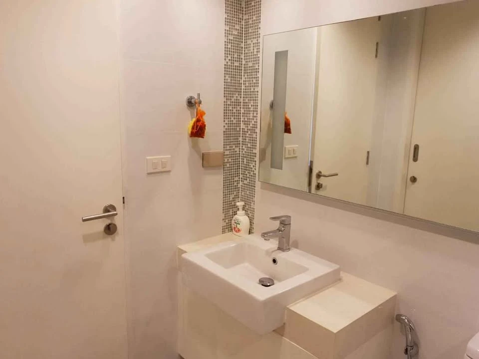 For rent: Nara 9 by Eastern Star, corner room, not crowded, decorated in a neutral tone, comes with complete furniture, reserve now.