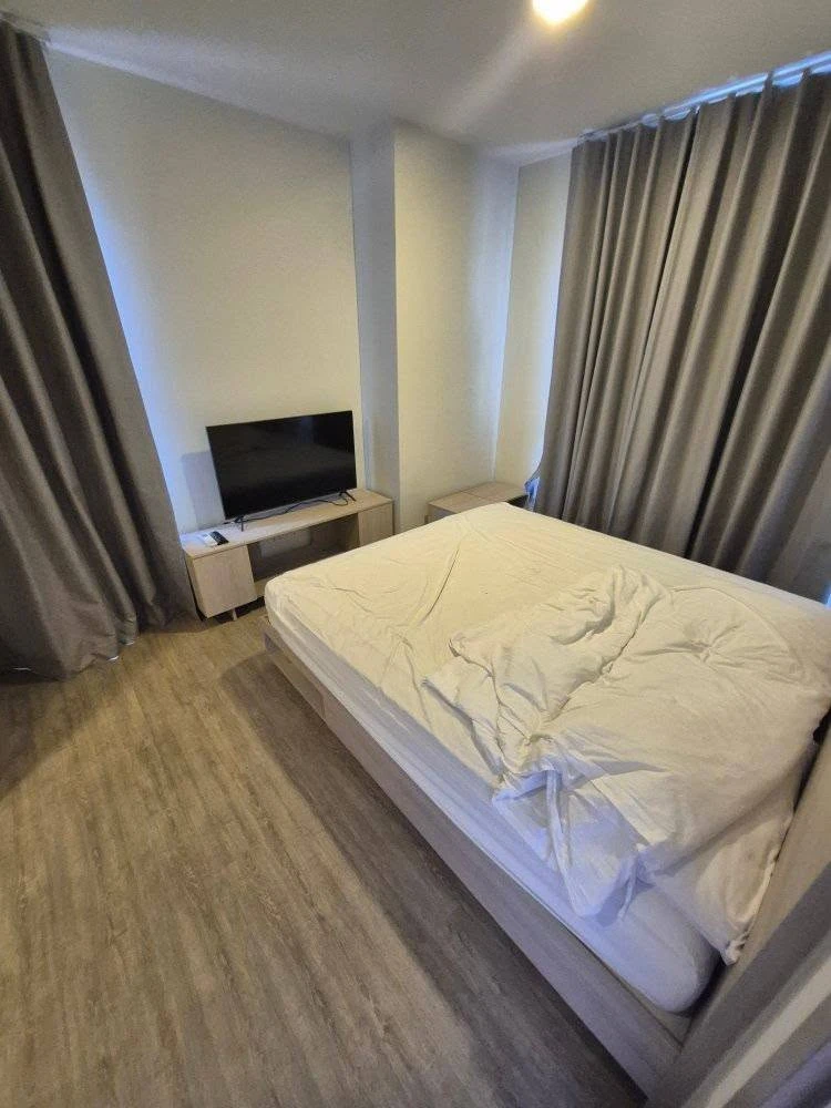 For rent: Nia by Sansiri, spacious room, 18th floor, high view, fully furnished, appliances included, just bring your suitcase and move in.