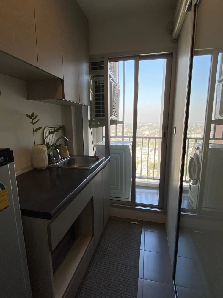 For rent: Niche ID @ Pakkret Station, 33rd floor, with Chao Phraya River view. Fully furnished with appliances. Ready to move in with just your luggag