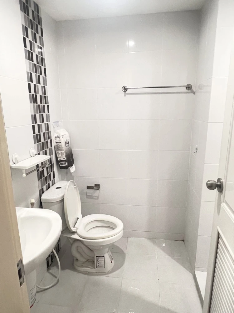 For rent: Niche id Serithai-Wongwaen, ready to move in, fully furnished, corner room, garden view, reserve now.