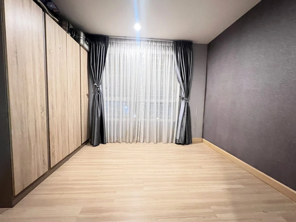 For rent: Niche id Serithai-Wongwaen, ready to move in, fully furnished, corner room, garden view, reserve now.