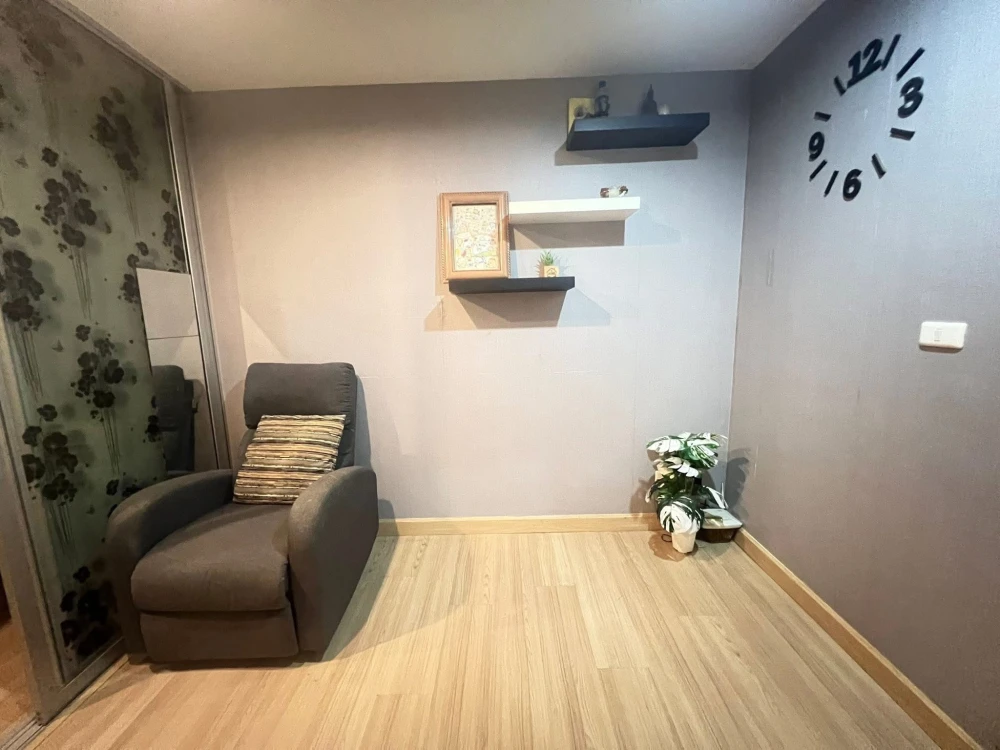 For rent: Niche id Serithai-Wongwaen, ready to move in, fully furnished, corner room, garden view, reserve now.